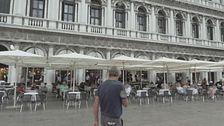 Un toast, un croissant, 2 spritz e l'orchestra, conto 72 euro
