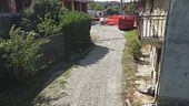Ha sorpreso i ladri nel cortile del cascinale, spara e ne uccide uno