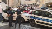 Bagni e tuffi nelle fontane, i pic nic sulle scalinate, danni e vandalismi
