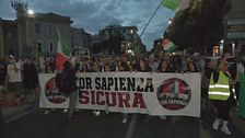 Roma, gli abitanti di Tor Sapienza in piazza contro il degrado