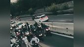 Ha bloccato la tangenziale Milano-Meda per girare un videoclip