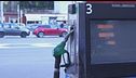 Lotta al caro carburanti, prezzi calmierati, prime file ai distributori