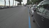 Roma, parcheggia all'alba e al ritorno trova l'auto su strisce blu