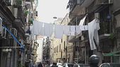 "Basta stendere i panni alle finestre, qui non siamo a Napoli"