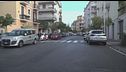 Roma, affiancano i passanti o chi va in bici e poi li colpiscono