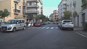 Roma, affiancano i passanti o chi va in bici e poi li colpiscono