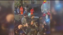 Difende le figlie, il branco lo massacra, il camion lo investe