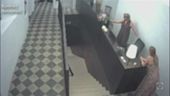 Mangia a sbafo nei ristoranti, dorme negli hotel, fugge sempre