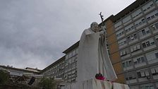 Rimosso un tumore, una notte tranquilla per il Papa