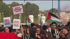 Scontri, feriti e fermi nei cortei di protesta degli studenti