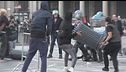 Bombe carta, vetrine sfondate, poliziotti aggrediti e fermi