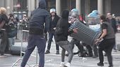 Bombe carta, vetrine sfondate, poliziotti aggrediti e fermi