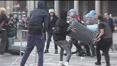 Bombe carta, vetrine sfondate, poliziotti aggrediti e fermi