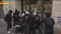 Bis a Milano, altre violenze e saccheggi nei negozi del centro