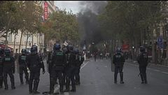 La Francia messa a ferro e fuoco da gilet gialli e dagli studenti
