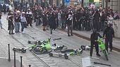 Guerriglia a Milano, teppisti sotto torchio, "rara violenza"