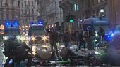 Fiamme, estintori che volano, merci rubate, balletti davanti ai poliziotti