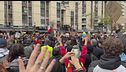 Cortei pacifici, poi la guerriglia, la protesta travolge la Francia