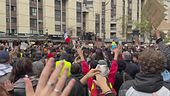 Cortei pacifici, poi la guerriglia, la protesta travolge la Francia