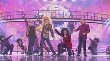 Gigi D'Alessio, Vanessa Incontrada, Paolo Bonolis e Luca Laurenti in "Bucatini disco dance"