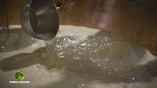 La lavorazione del formaggio grana