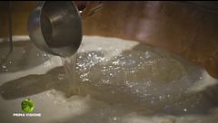 La lavorazione del formaggio grana