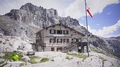 Il Rifugio Tita Secchi sul lago della Vacca