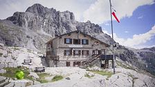 Il Rifugio Tita Secchi sul lago della Vacca