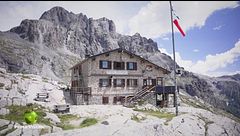 Il Rifugio Tita Secchi sul lago della Vacca