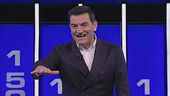 L'ingresso e il saluto di Max Giusti: "Benvenuti a questa prima puntata della nuova serie di The Wall"