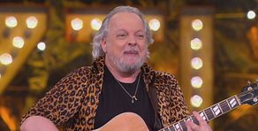 L'omaggio canoro a Zelig di Dado