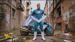 Alex Del Piero a Striscia: da calciatore supereroe a "stonatore"