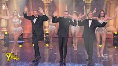 Alex Del Piero balla in stile Bollywood con le Veline di Striscia