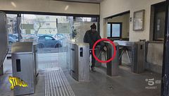 I Cugini di Campagna inviati speciali contro i furbetti dei tornelli