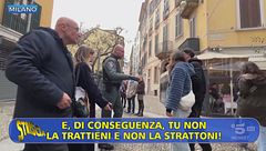 «Devi stare zitta e camminare»: a Milano l'esperimento sociale di Staffelli