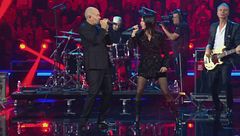 Giorgia e Max Pezzali in "Hanno ucciso l'uomo ragno"