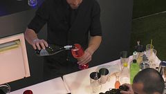 Calici in alto: un brindisi in piscina