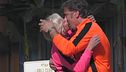 Antonella vince una scommessa e bacia Dario