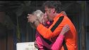 Antonella vince una scommessa e bacia Dario