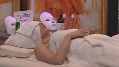 Antonella e Paola si godono un massaggio rilassante