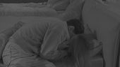 Lucia e Renato: un bacio appassionato nella notte