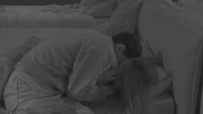 Lucia e Renato: un bacio appassionato nella notte
