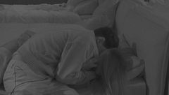 Lucia e Renato: un bacio appassionato nella notte