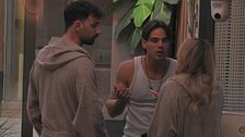 Un'incomprensione sfocia in una discussione tra Lucia e Nicolò