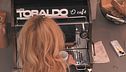 Adriana sceglie il suo gusto preferito di caffè per iniziare al meglio la mattinata