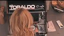 Adriana sceglie il suo gusto preferito di caffè per iniziare al meglio la mattinata