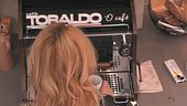 Adriana sceglie il suo gusto preferito di caffè per iniziare al meglio la mattinata