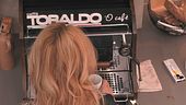 Adriana sceglie il suo gusto preferito di caffè per iniziare al meglio la mattinata