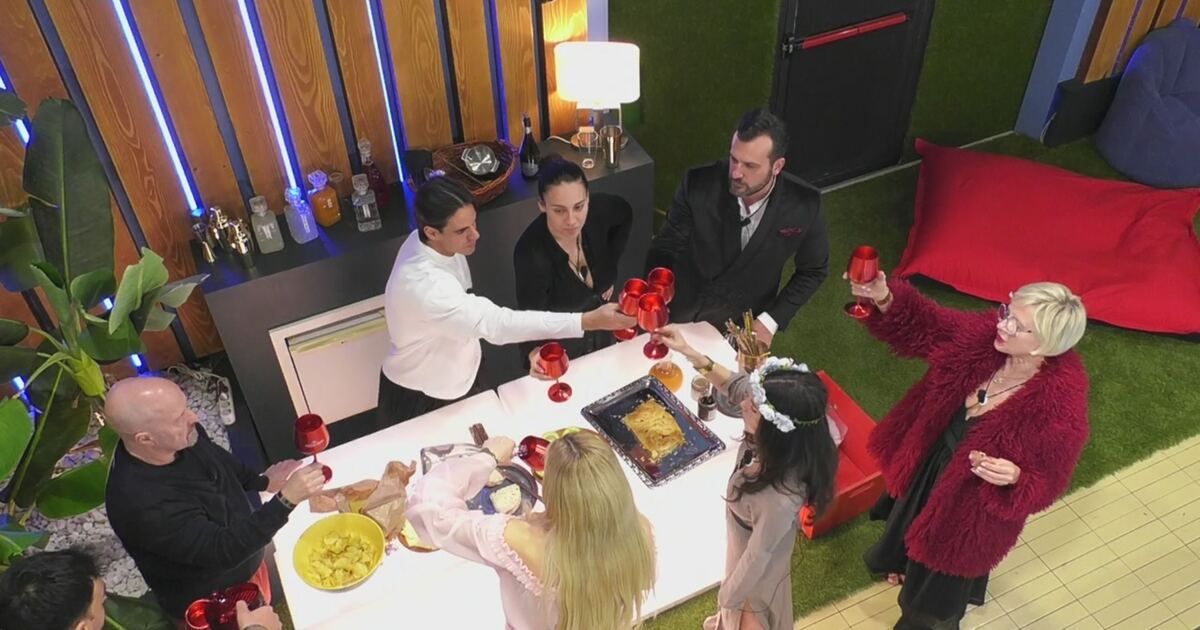 Grande Fratello VIP: Freeze a sorpresa: il Club Gold brinda in piscina ...
