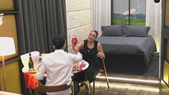 Camera matrimoniale e festeggiamenti: il brindisi di Francesca e Raimondo